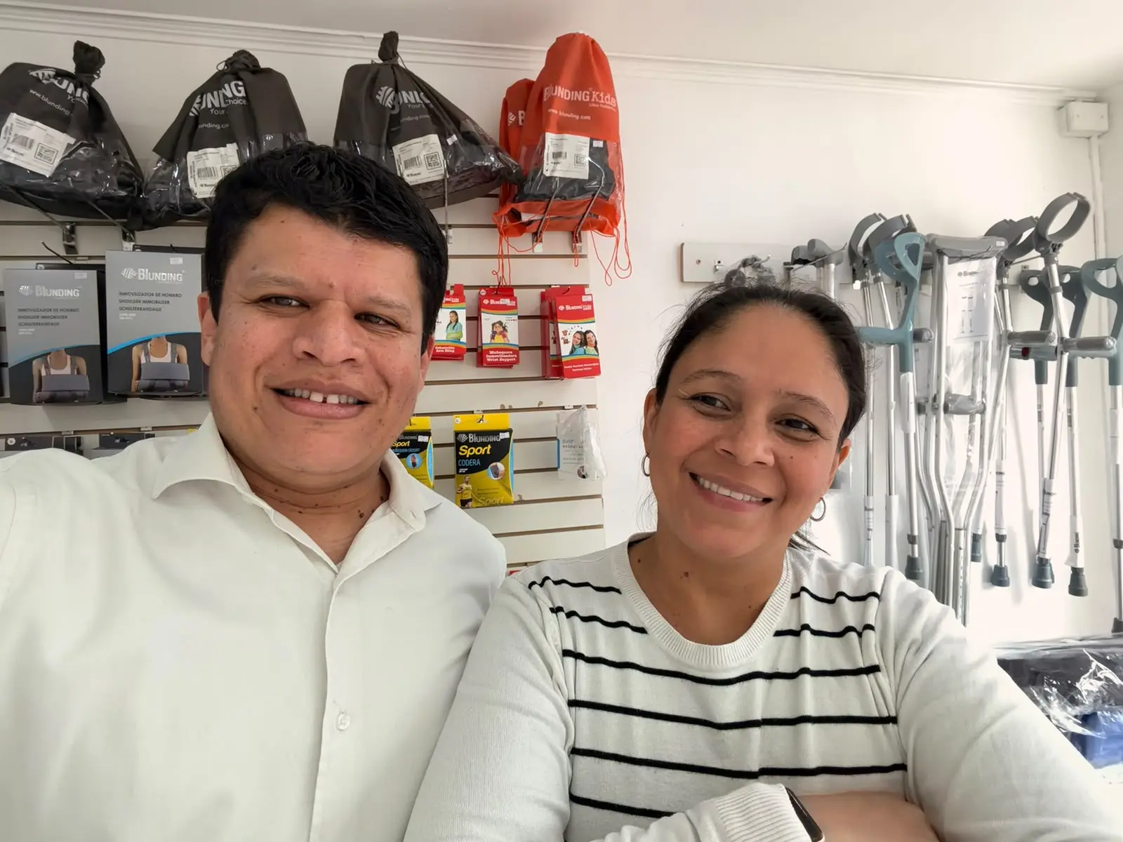 Los dueños de SolMedic sonriendo dentro del local