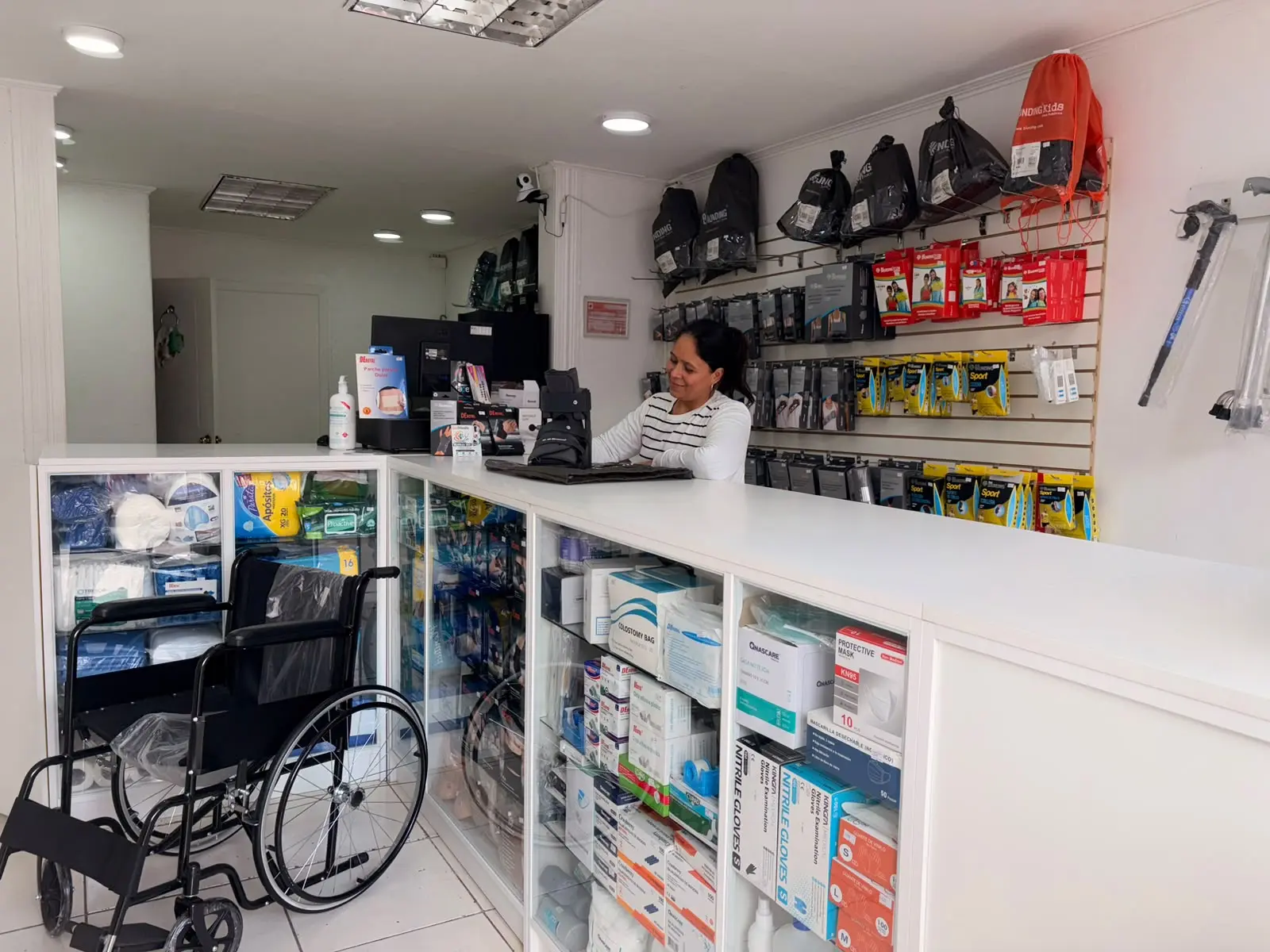 Atención en el mostrador de SolMedic, con material de curación en las vitrinas